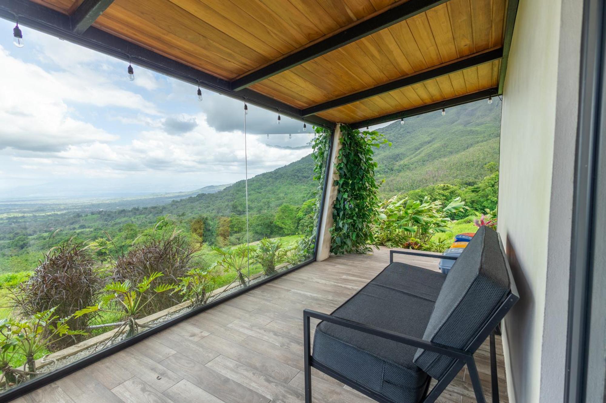 Jawara ! Un Volcan En Su Jardin ! La Fortuna