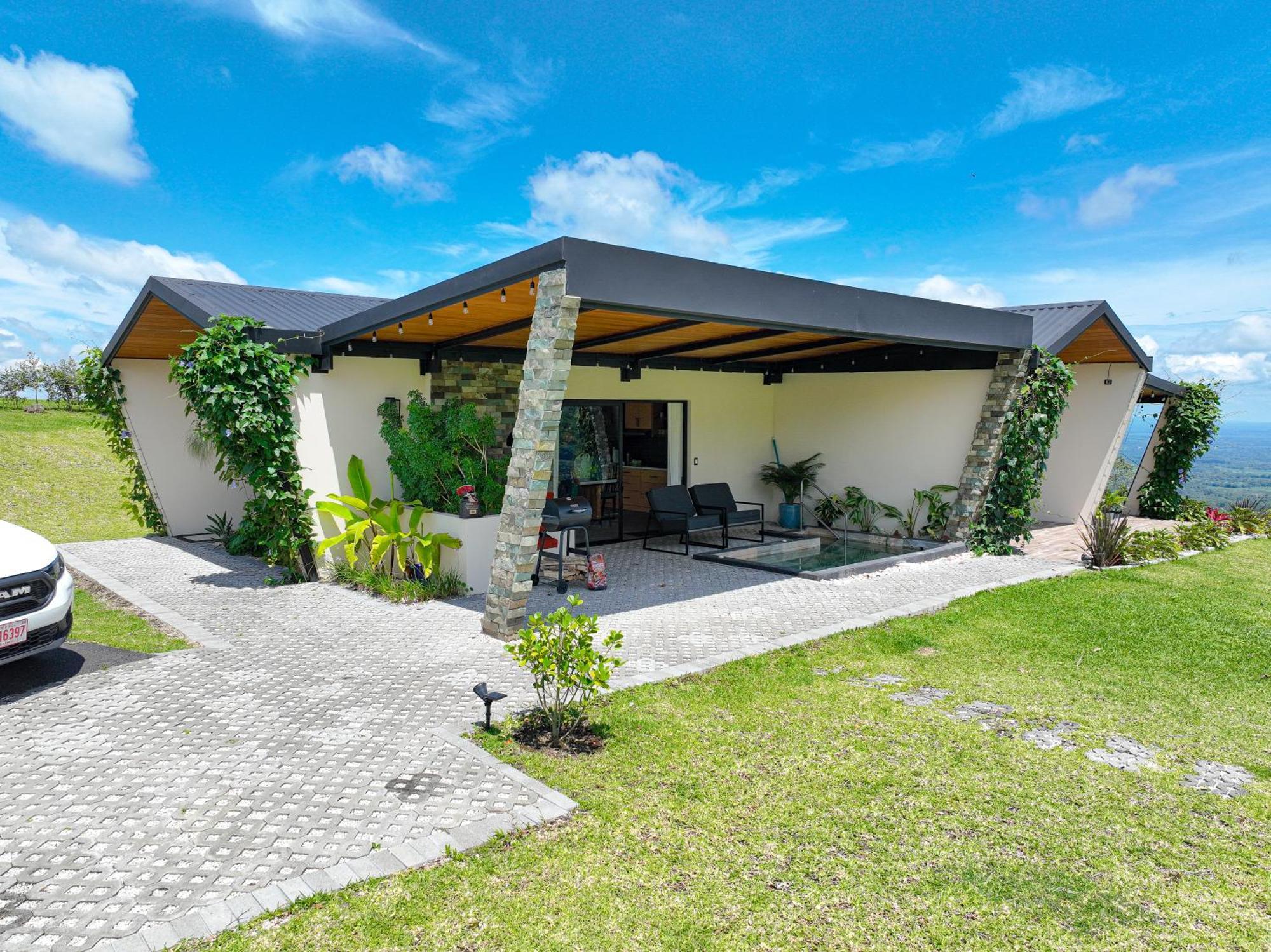 Jawara ! Un Volcan En Su Jardin ! * La Fortuna