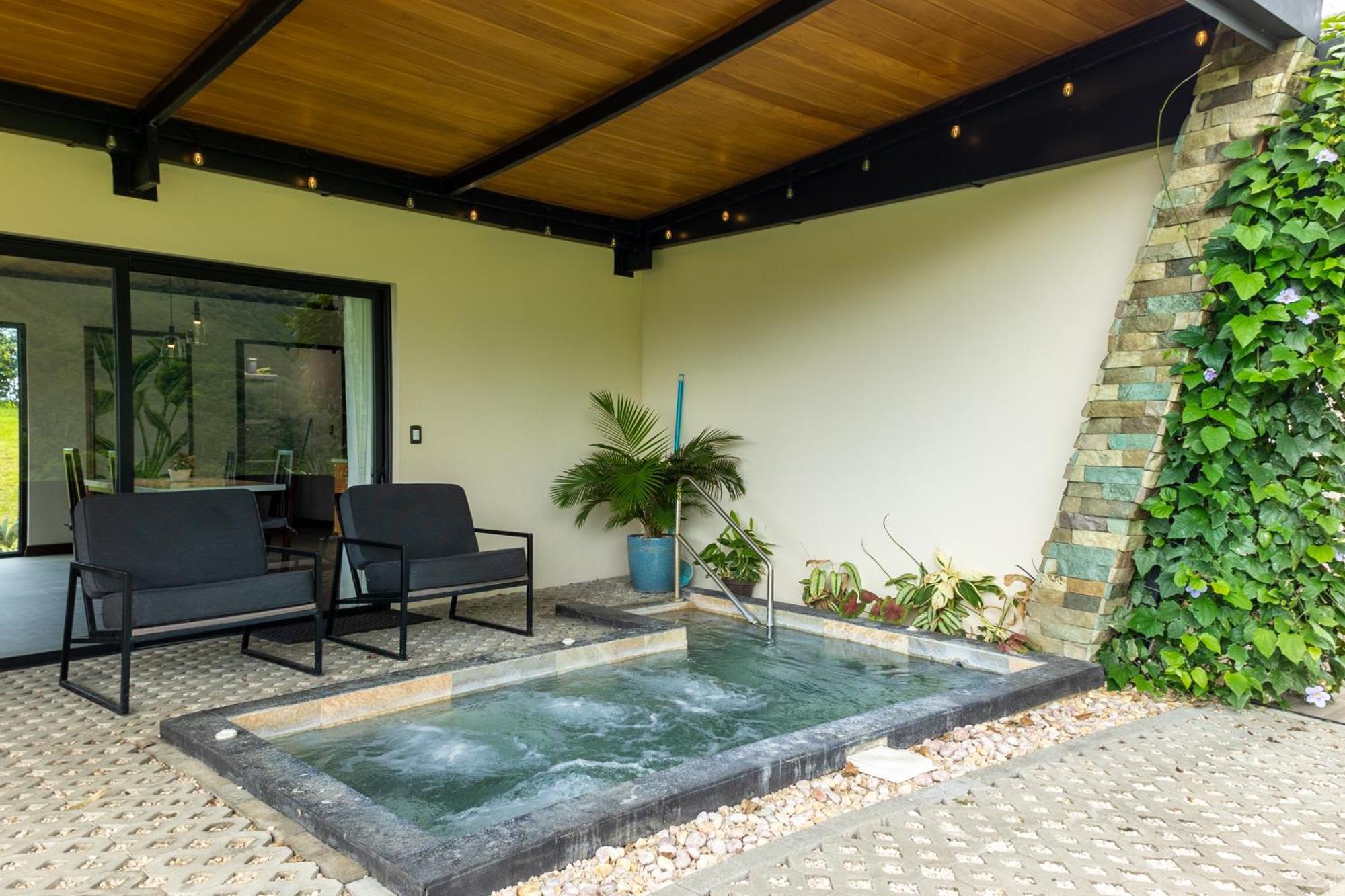 Jawara ! Un Volcan En Su Jardin !