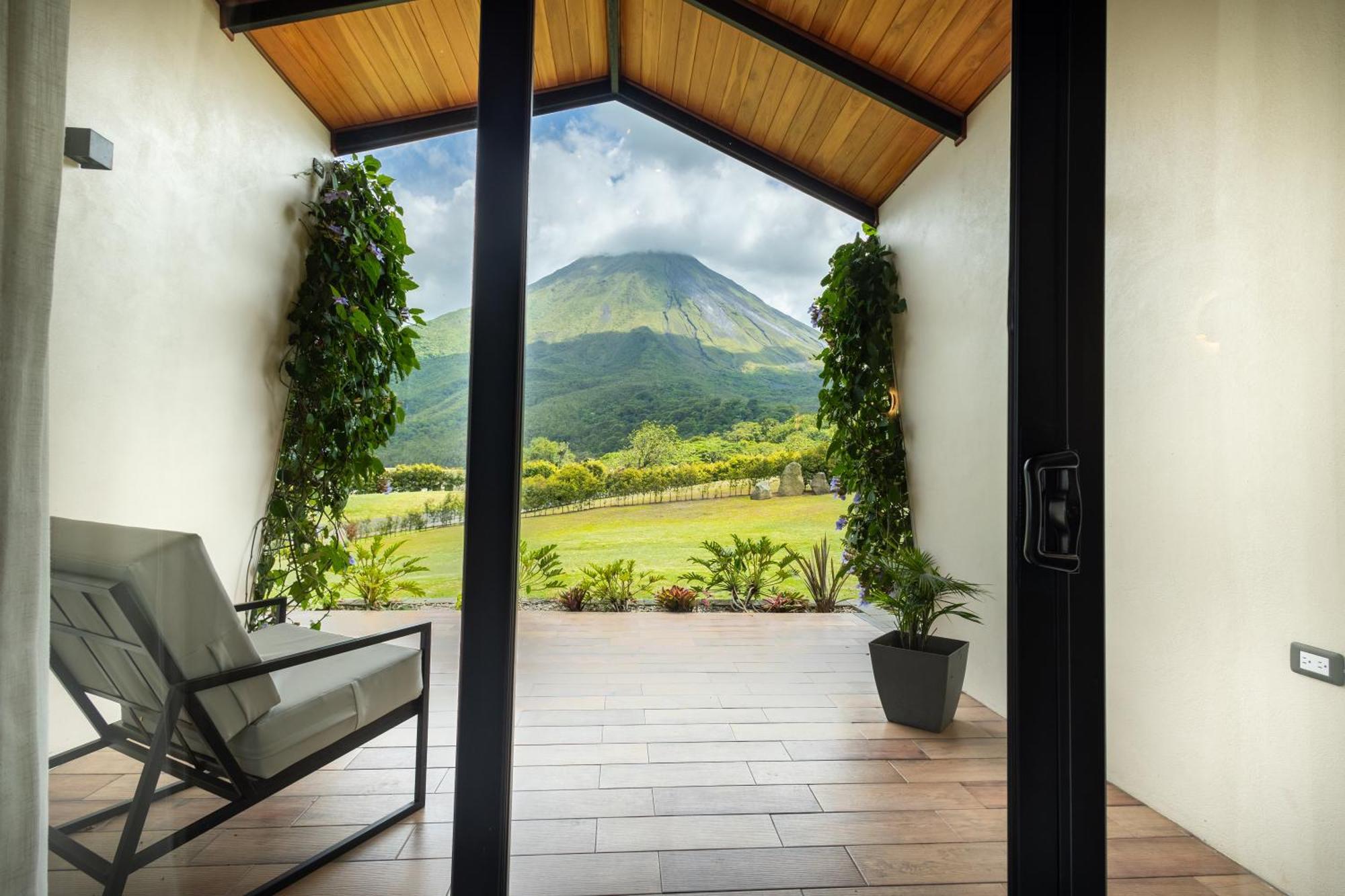 Jawara ! Un Volcan En Su Jardin ! * La Fortuna